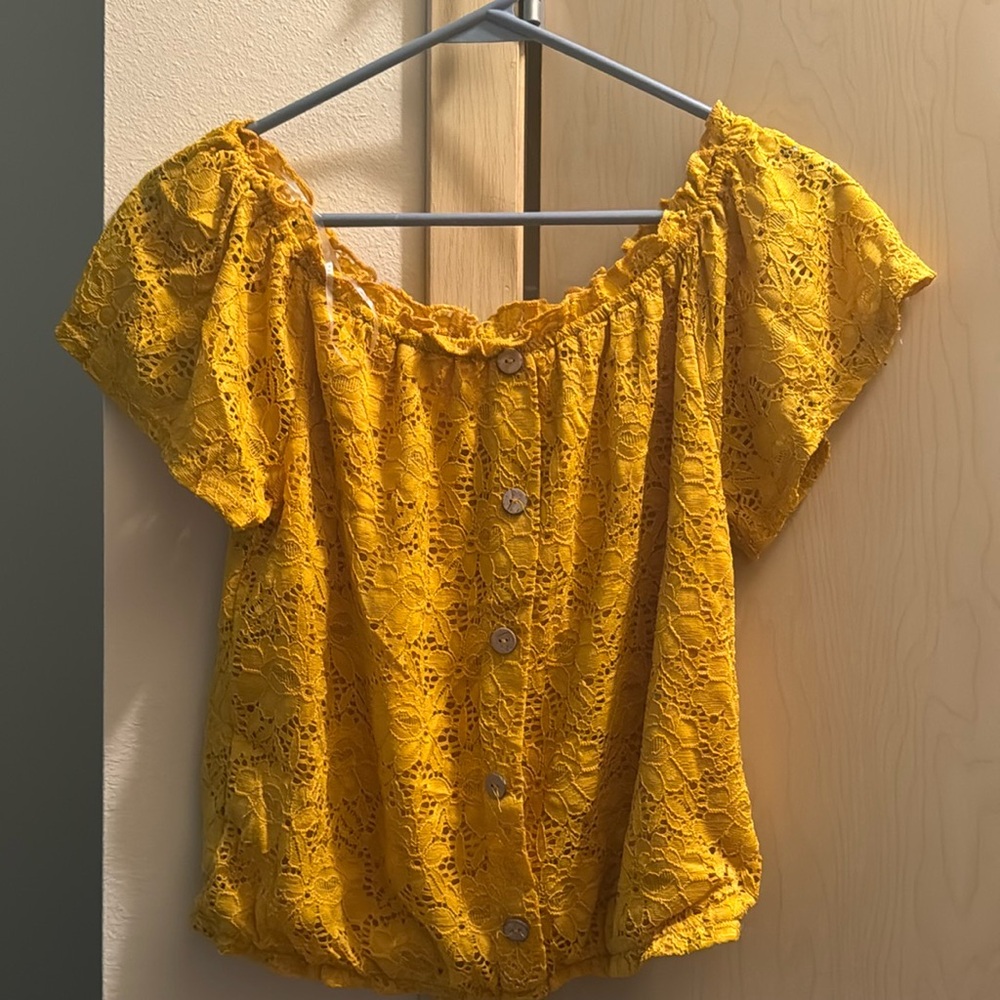 No boundaries brand blouse. Mustard yellow size small. Barely worn.